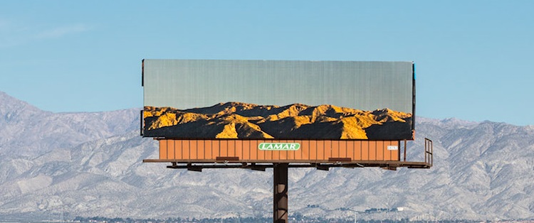 Umelkyňa tvorí billboardy s obrázkom krajiny, ktorú zakrývajú
