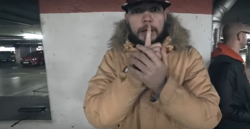 Rapper Decko nespomaľuje a vydáva skladbu Štvorlístok – na feate UG  z Cella Dwellas (US)