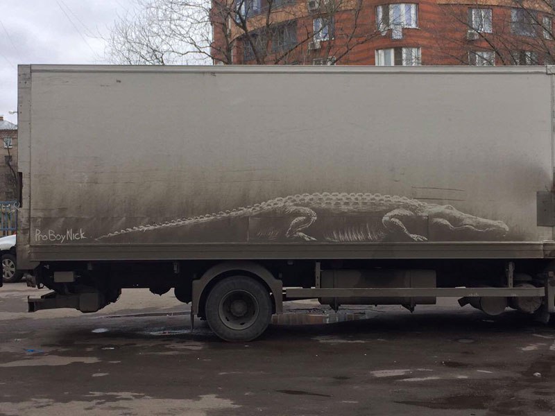 Si majiteľom nie príliš čistého auta? Tak sa inšpiruj ruským maliarom, ktorý vytvára maľby na špinavých kapotách áut.