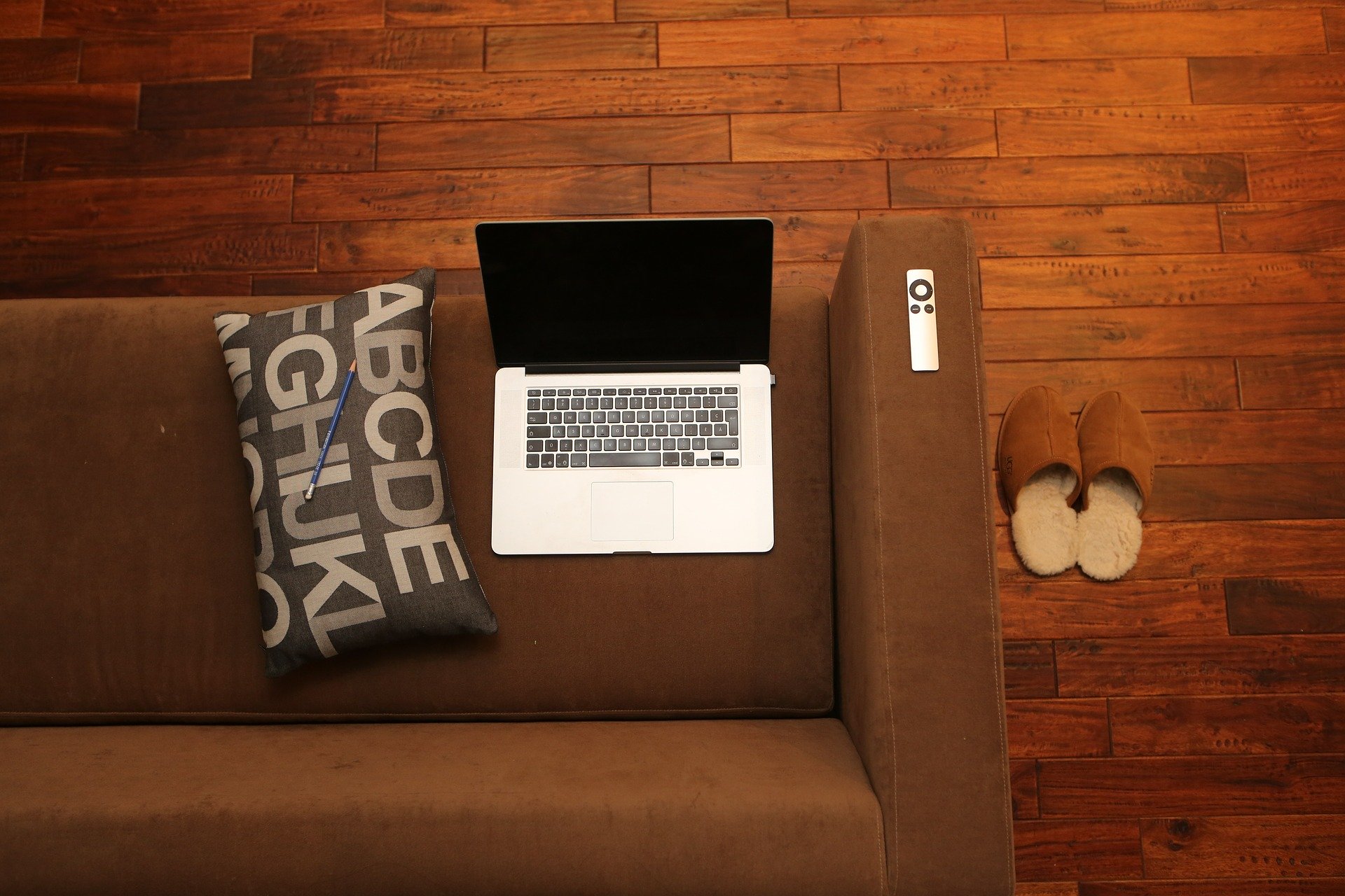 Home office – k notebooku pod pazuchu aj monitor a klávesnicu