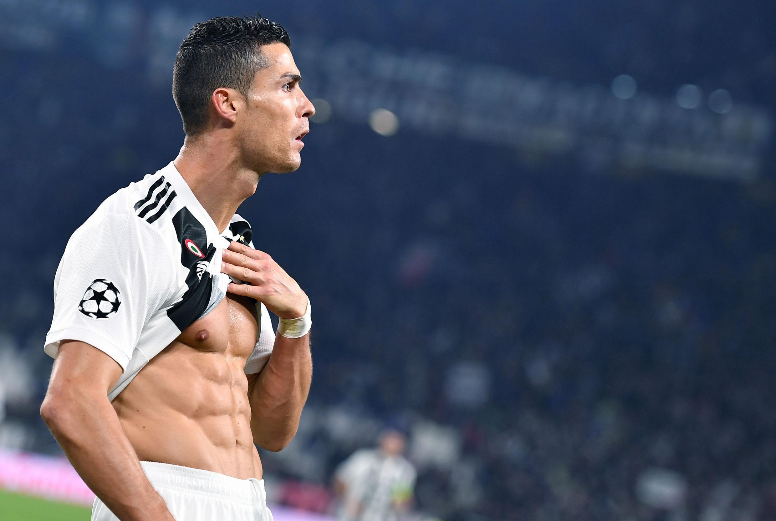 Cristiano Ronaldo vytvoril nový #challenge v robení brušákov. Kto ho prekoná!?