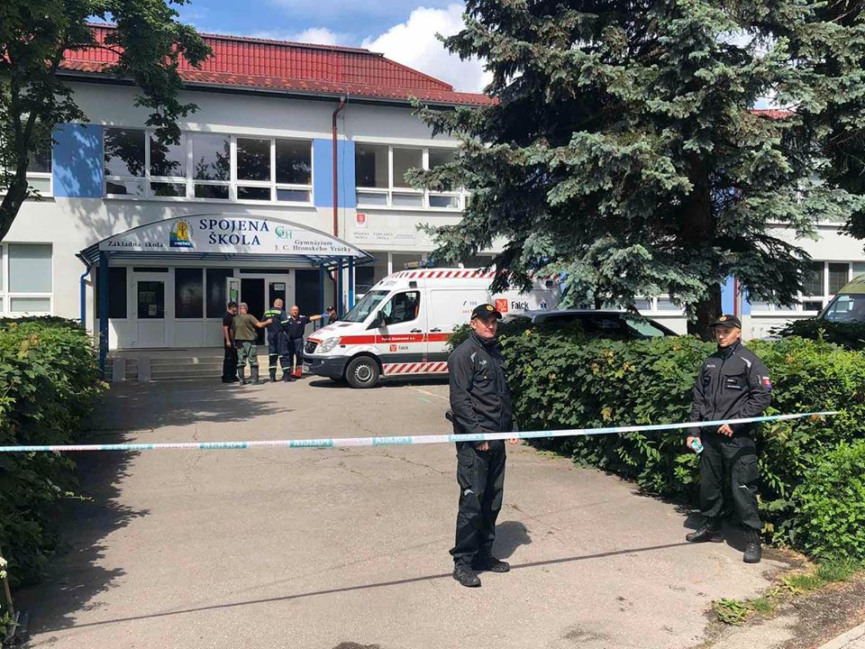 Aktualizované o vyjadrenie prezidenta PZ: Muža, ktorý vo Vrútkach napadol personál školy, polícia na mieste zastrelila!?