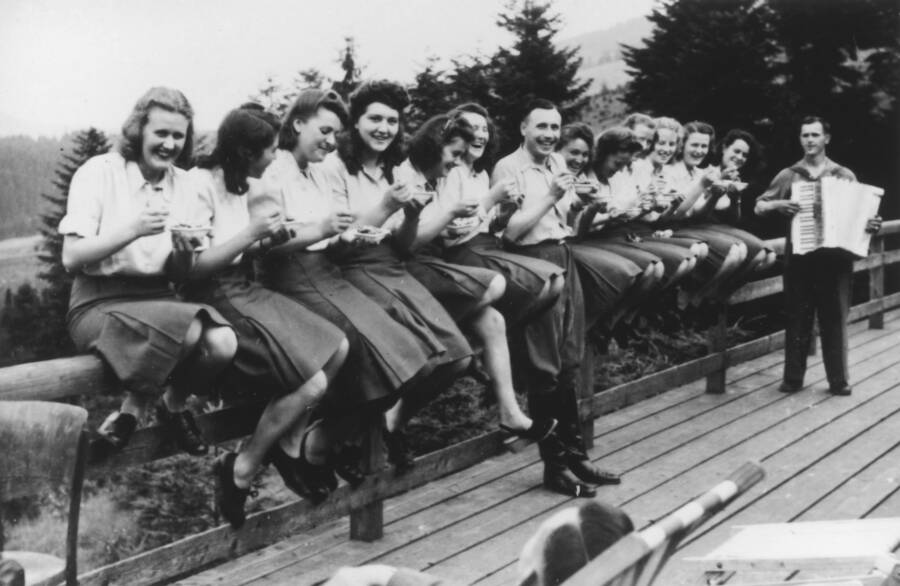 33 unikátnych fotografií, ktoré ukazujú tajný život nacistov v koncentračnom tábore