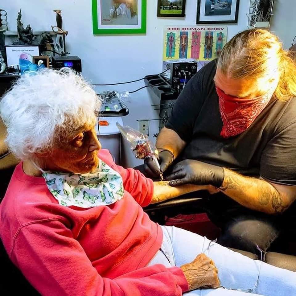 Na tetovanie nie je nikdy neskoro! Dôkazom toho je aj táto 103-ročná dôchodkyňa!