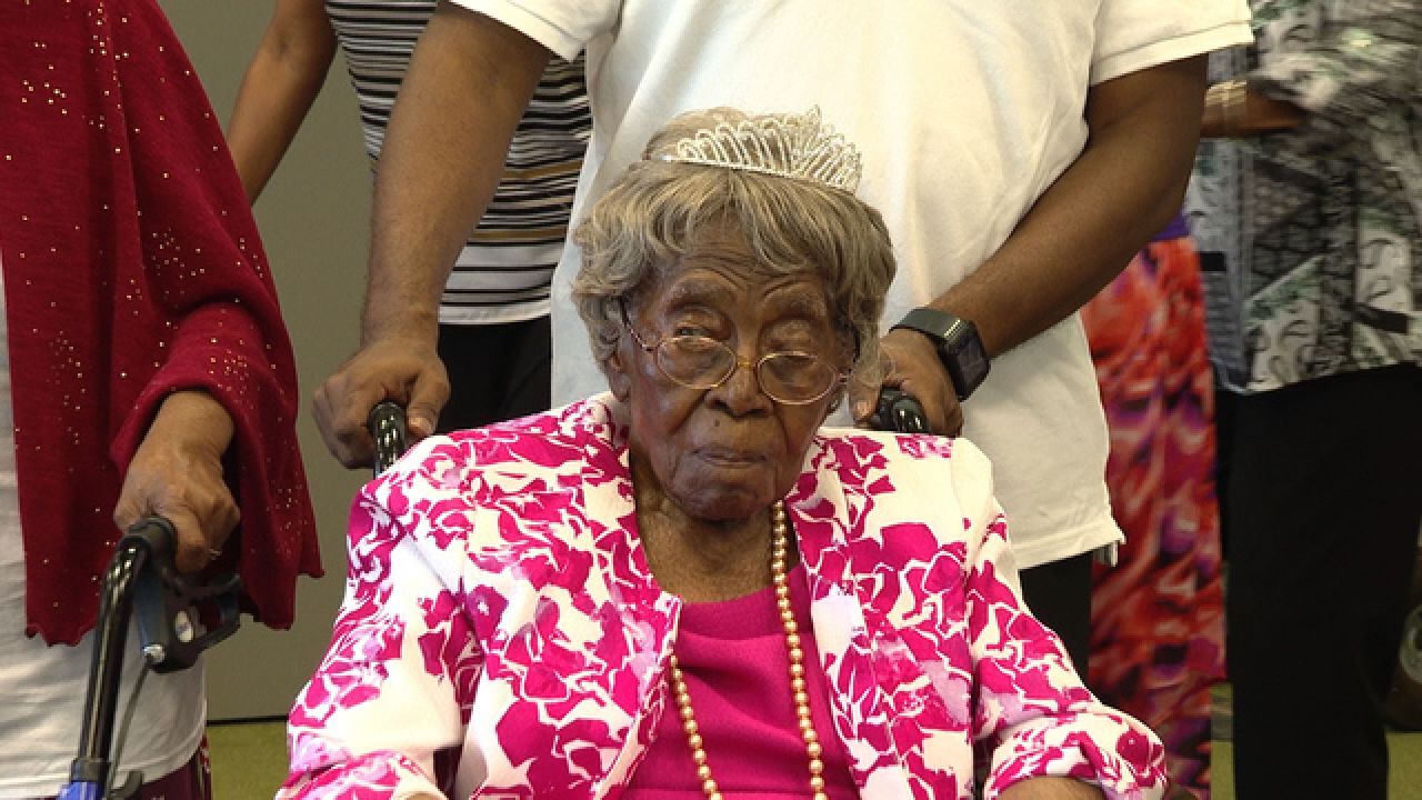 Najstaršia žena Ameriky dnes oslavuje 115 rokov: Zvládli by ste toľko pravnúčat?!