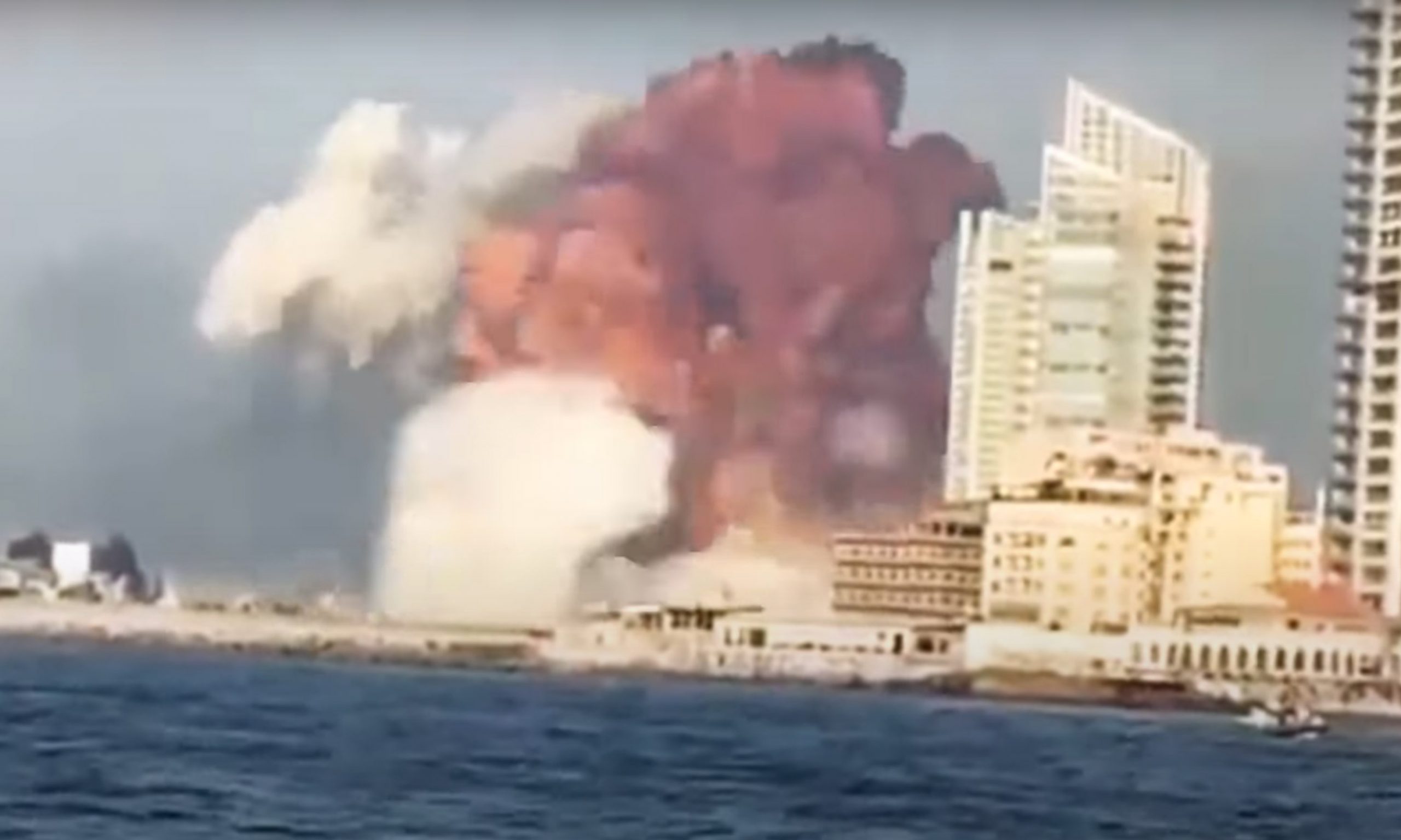Obrovský výbuch otriasol libanonským Bejrútom!? Z týchto videí ide hrôza!?