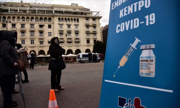 Grécko zavádza povinné očkovanie, za odmietanie ukladá pokuty