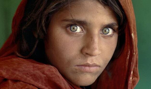 „Afganské dievča“ získalo štatút utečenca