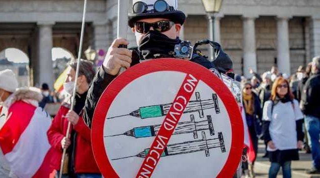 Viac ako 40 000 ľudí vo Viedni protestovalo  opatrenia proti koronavírusu
