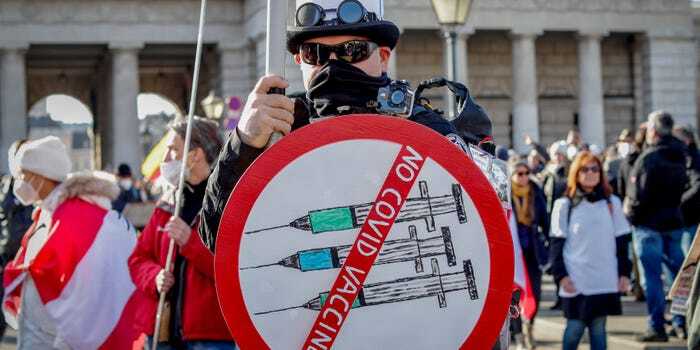 Viac ako 40 000 ľudí vo Viedni protestovalo  opatrenia proti koronavírusu
