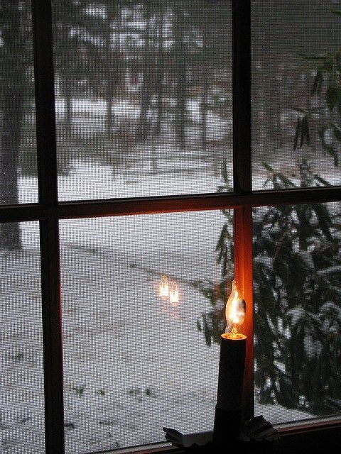 vianočné tradície - červená sviečka v okne