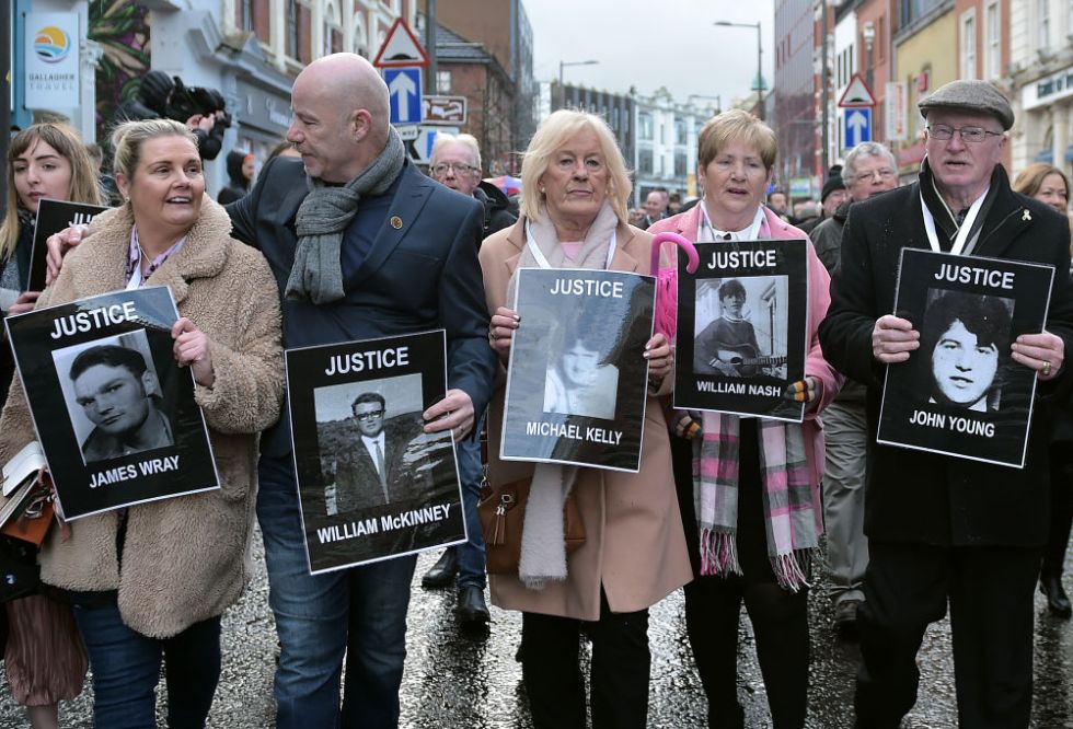 Ľudia vyšli do ulíc Londonderry, aby si uctili pamiatku obetí