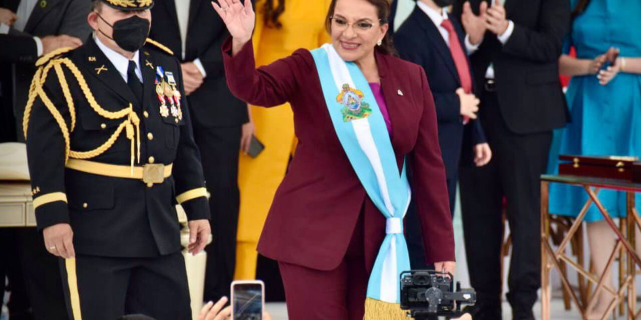 Honduras má prvú ženskú prezidentku!? Inaugurácia prebehla na futbalovom štadióne!