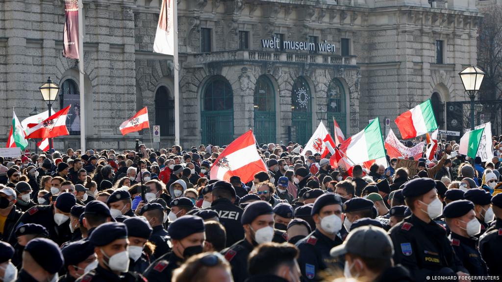 Do Rakúska prichádzajú antivaxeri zo zahraničia, na zhromaždeniach šíria svoju „ideológiu“