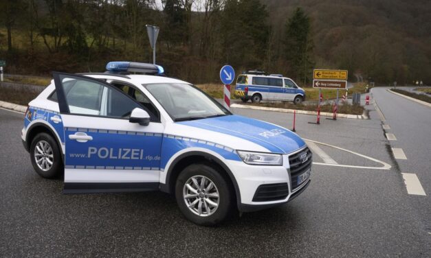 Pri dopravnej kontrole zastrelili dvoch policajtov, páchatelia utiekli!? O páchateľoch nevedia nič, uviedla nemecká polícia!