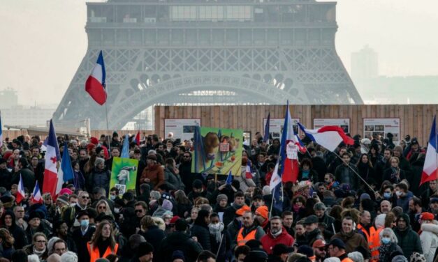 Francúzsko: Protesty proti obmedzeniam a očkovacím pasom