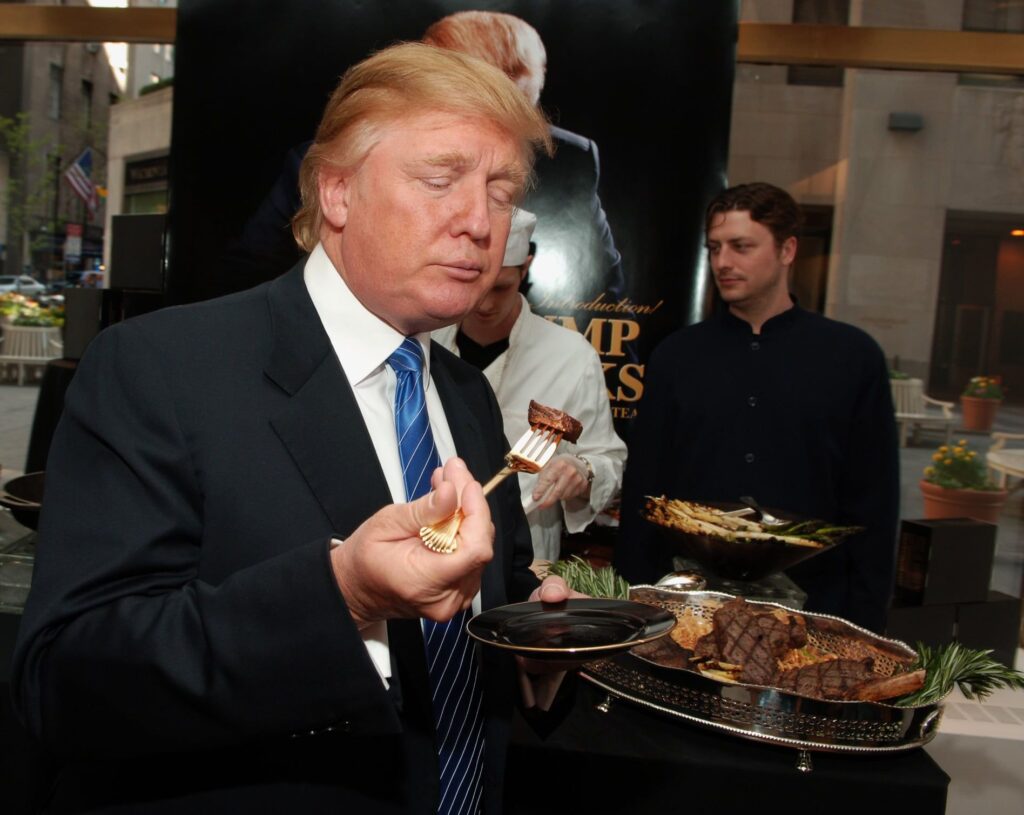 Donald Trump ochutnáva svoj steak