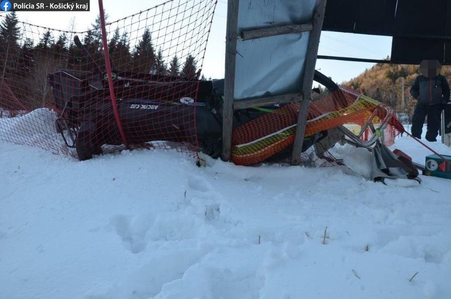 Vodič snežného skútra nezvládol riadenie a spadol