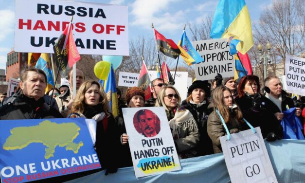 Tisíce ľudí sa zišli v centre Kyjeva, aby ukázali, že sú zjednotení