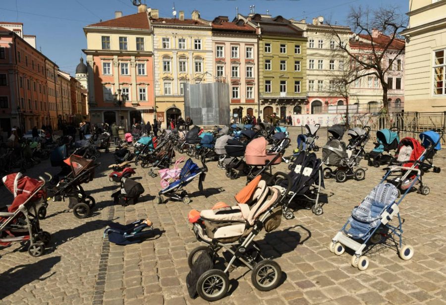 Kočíky rozmiestnili na námestí v centre mesta Ľvov