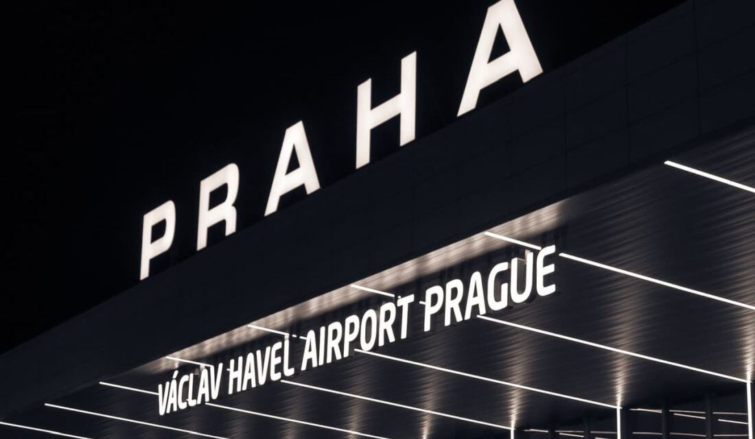 Na pražskom letisku explodovala zábavná pyrotechnika, ktorá zranila cestujúceho