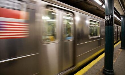 Pri streľbe v newyorskom metre sa zranilo 16 ľudí, páchateľ je na úteku