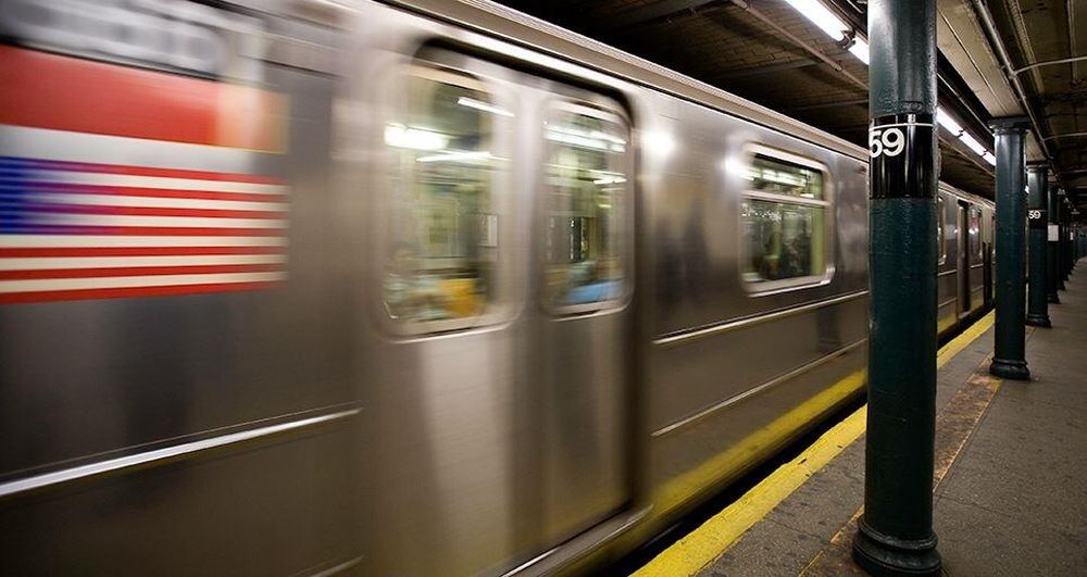 Pri streľbe v newyorskom metre sa zranilo 16 ľudí, páchateľ je na úteku