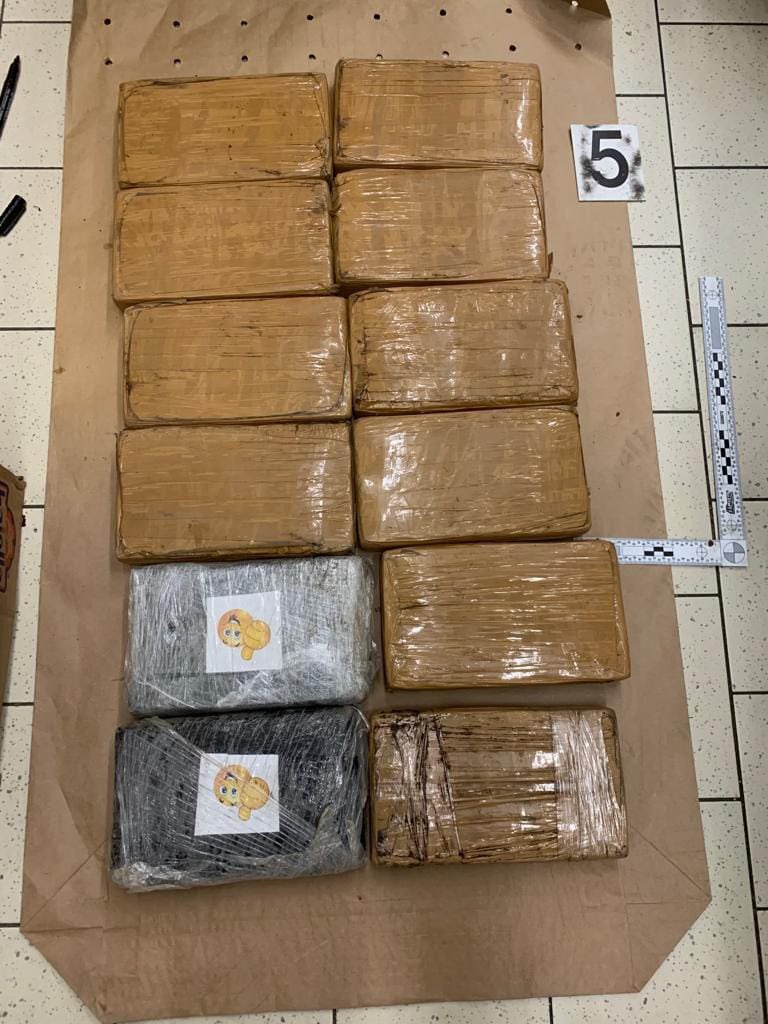 Lisované balíčky kokaínu v škatuliach s banánmi objavili v Jičíne a Rychnove nad Kněžnou