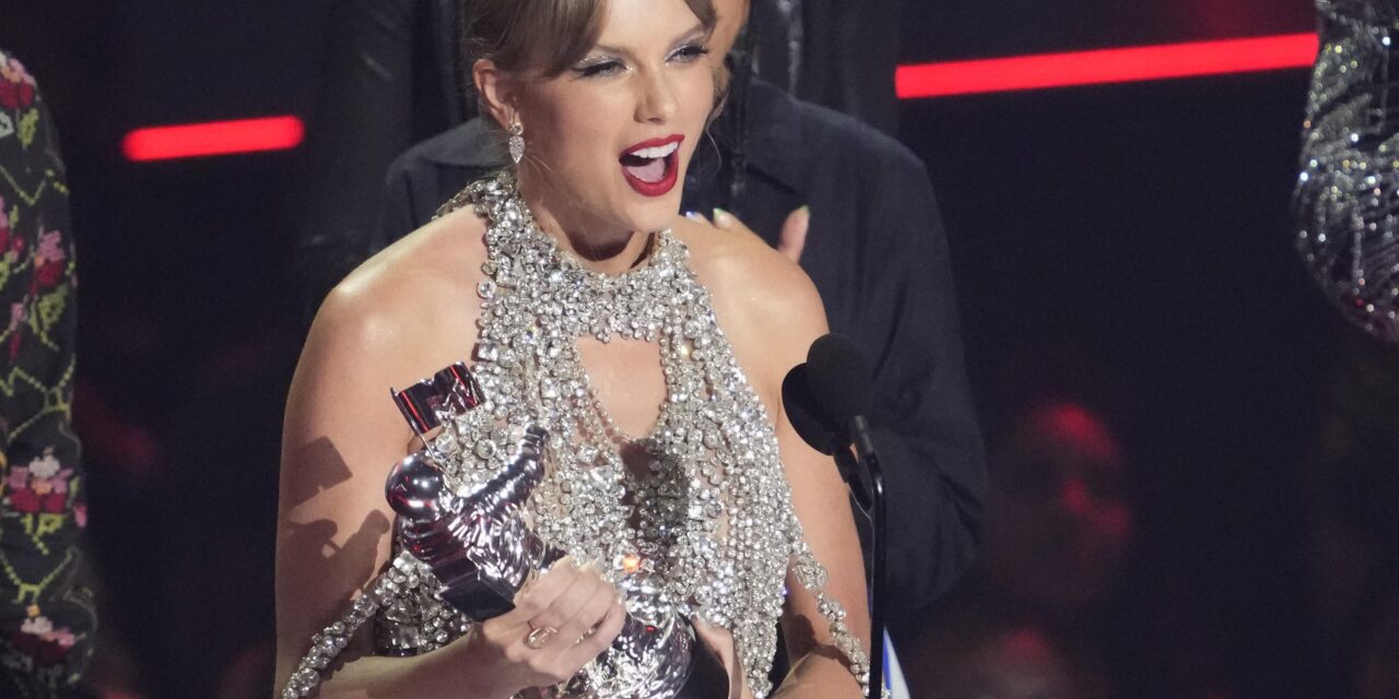 VMAs: Taylor Swift oznámila nový album MIDNIGHTS hneď po tom, čo vyhrala hlavné ocenenie!?