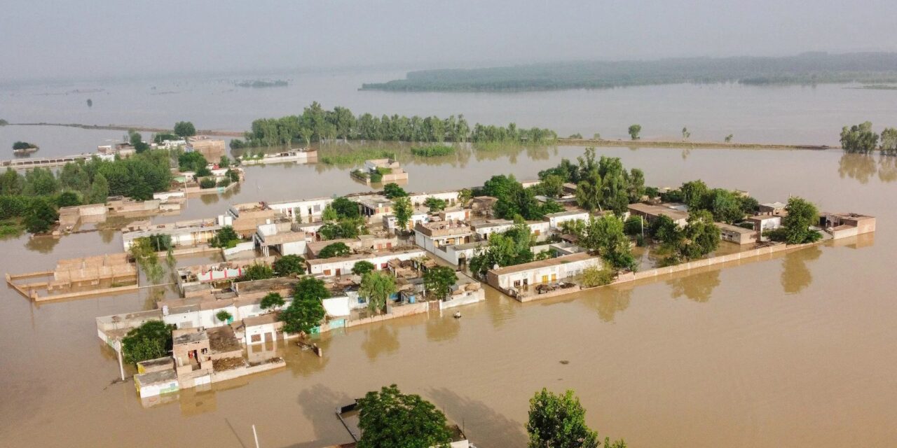 Tretina Pakistanu je pod vodou, ľudia zažívajú smrteľné záplavy!?