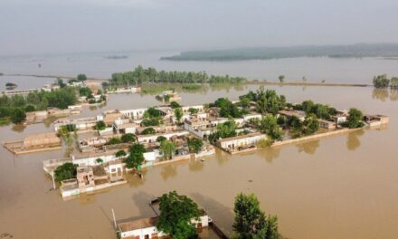 Tretina Pakistanu je pod vodou, ľudia zažívajú smrteľné záplavy!?