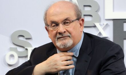 Útočník Salmana Rushdieho bol obvinený z vraždy druhého stupňa