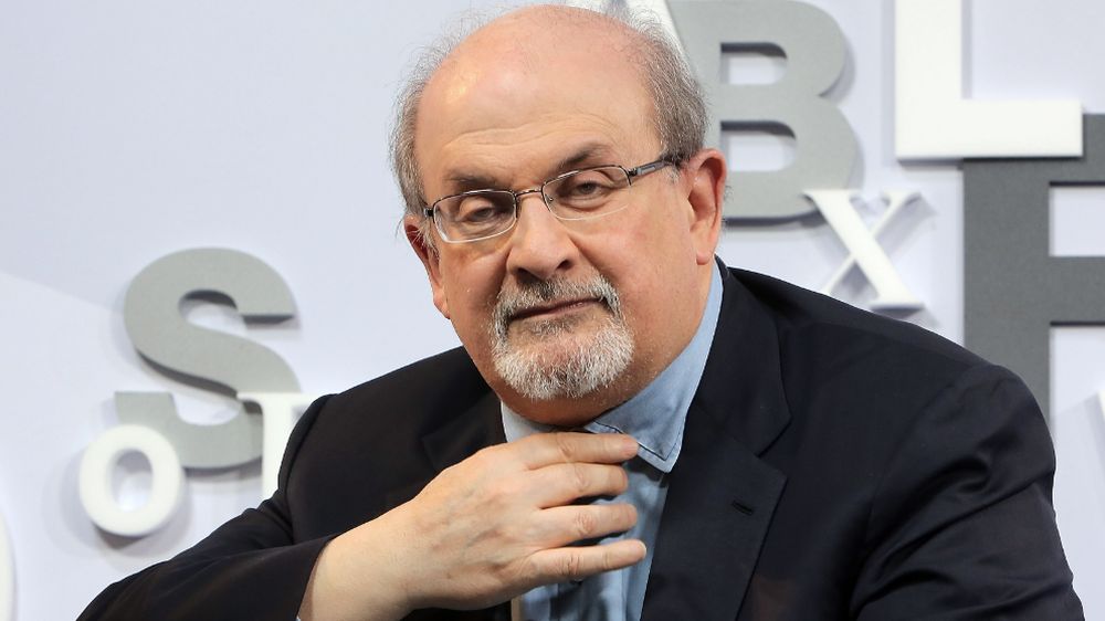 Útočník Salmana Rushdieho bol obvinený z vraždy druhého stupňa