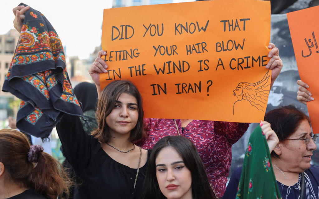 Irán a povstania: Mladí ľudia bojujú za práva žien!?