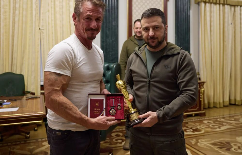 Sean Penn daroval svojho Oscara ukrajinskému prezidentovi Zelenskému