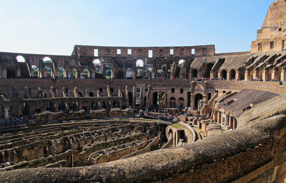 Taliansko: Turista vyryl do kameňa v rímskom Koloseu meno svojej priateľky!?