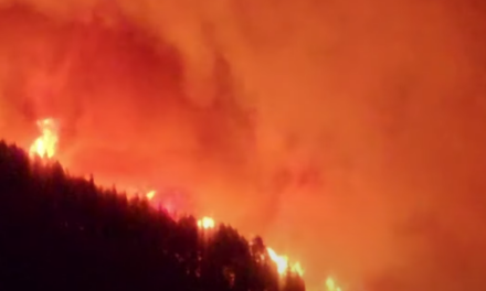 Na ostrove Tenerife bojujú hasiči so šíriacim sa lesným požiarom!?